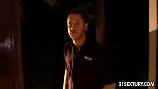 تشارك صديقتها بقضيب حبيبها لممارسة جنسية ثلاثية جامحة