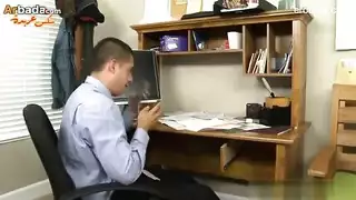 طالبة مشاغبة تمص قضيب أستاذها بعمق