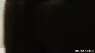 الابنة تتوسل للحصول على تدليك وتقوم أمها بإدخال أصابعها فيها