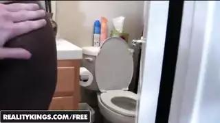 فرج إيبوني يستقبل قضيبًا سميكًا