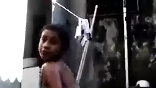 سكس مراهقة صغيرة تصور جسمها بسرية وخوف من افراد عائلتها تكشفها الاباحية الحرة تحصل مجانا