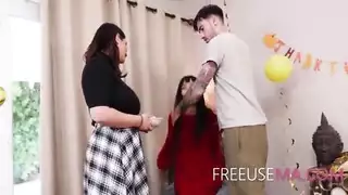 لا حاجة للقضيب: زوجات الأب السحاقيات الآسيويات في فيلم إباحي