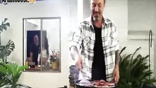 زوجة فاجرة تمتلئ بالزوج وأفضل صديق له فعل جنسي مزدوج