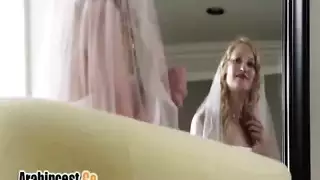 أم العروس لا تقاوم اختبار قضيب العريس الكبير