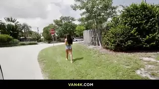 قضيب عملاق يملأ مؤخرة مالينا السمراء الكبيرة المستديرة في فيلم إباحي ساخن