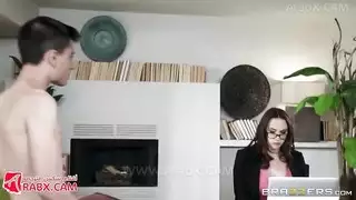 إباحية مترجمة: المديرة الميلف النشطة تنحني وتنيك بقوة