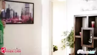 عطلة عائلية حميمة: قذف داخل فتحتها الضيقة