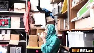 لص عربي مراهق يتلقى عقابًا صارمًا من شرطي قذر