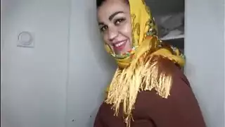 إباحية عربية: مؤخرة الزوجة المحجبة الضخمة تُضرب بوضعية الكلب