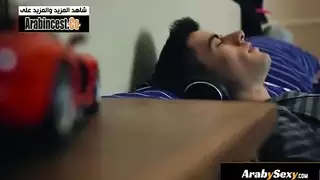 فتى منحرف يتلصص على أخته ثم يضاجع رفيقتها في مشهد صريح