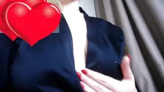 نجمة إباحية مراهقة ذات أثداء ضخمة تمص الحلمة وتضاجع بقوة