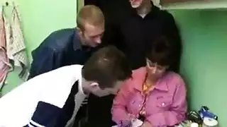 عاهرة روسية ناضجة تتوسل من أجل قذف داخلي متعدد