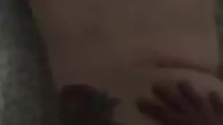 فتاة آسيوية رشيقة مع شرج مفتوح وهزة جماع نافورة