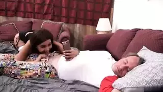 طفله صغيره تروح بصديق ابوها وينيكها