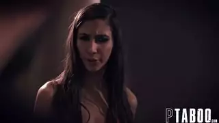 ملكة الحلق العميق تظهر مهارات إباحية مرنة