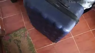 عركه ام وبن عريان وتتصارع علا اخذ لجهاز من يده وتعثر وتجلس علا زبه