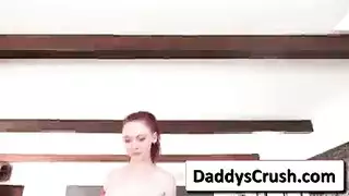 خيال الجنس العلني: أثينا راين تلمس عضوه وكيسه في الخارج