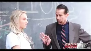 تلميذة نحيلة تُضرب بعنف في مكتب المدرس