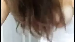 عاهرة سمراء تبتلع السائل المنوي بينما الخائن يراقب