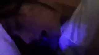 آسيوي منهار يحصل على إنقاذ بواسطة فرج ناري