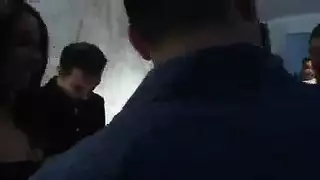 هو الحصول على مسمر الجمال مطيع في الزي المثيرة في شريط ، بدلا من القيام ظيفتها