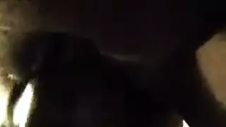فتاة سمراء تمص بإتقان وتداعب كسها