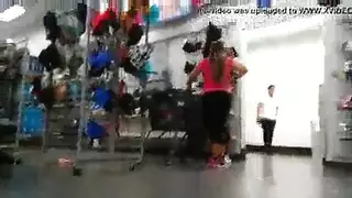 حفلة جنس في غرفة النوم: إلسا جان تأخذ عدة أعضاء ذكرية