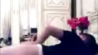 خادمة عاهرة تأخذ زب كبير في وضعية الفارسة الصريحة