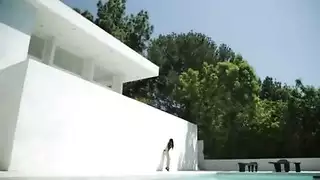 هبطت سمراء سوبر لطيف بيكيني صغير وحصلت على ركبتيها لامتصاص الديك