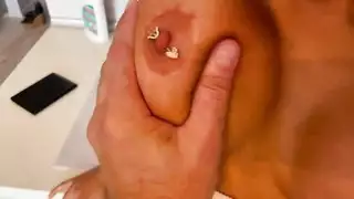 شابة عاهرة تبلع زب بعمق في بورن مراهقات صعب