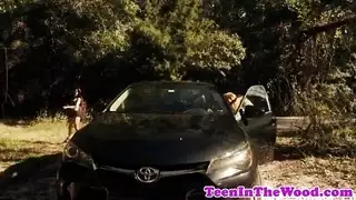 رجل ينيك فتاتين متشابهتين