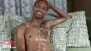 توصيل إباحي طويل أسمر: حركة تيتفاك مع قضبان لامعة