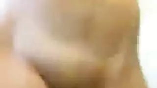 سحاقيات مثيرة تقبل بعضهن بينما الرجال يداعبون فرجهم الحليق