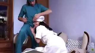 جماع جماعي في المستشفى: ممرضات مشاغبات أثناء الخدمة