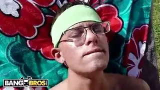 الجبهة الحسية و يمارسون الجنس على خشبة المسرح الصغيرة و يحصل شاعر المليون الوجه ضخم في النهاية