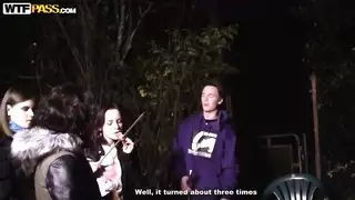 جنس جماعي لتبادل الشركاء في الخارج: مضاجعة حول النار الكبيرة