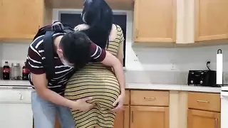 تمسك في ظل ابيها وتدخله
