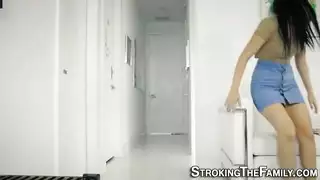 سكس بين لإخوة لأخ يلعب معة أختو فوق سرير تمة يونيكها