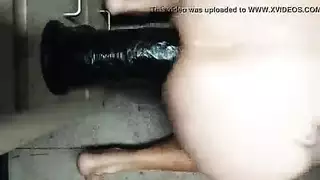 شاب مجهول يمارس الجنس بقوة مع ثلاث ملكات مثيرة في حفلة جنس صريحة