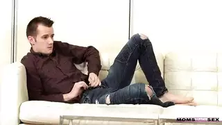 امرأة مغرية تسيطر على مشهد الغرفة