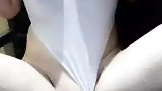 عاهرة آسيوية تتوق لقضيب صلب يضخ مؤخرتها الضيقة