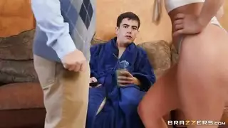 ثلاثي مع امرأة ناضجة ومراهقة مع إنهاء داخلي