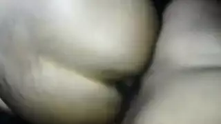 ضرب مؤخرة عنيف ينتهي بقذف ساخن على فتحتها