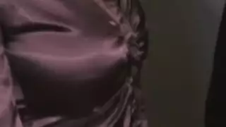 مواصلات عامة إباحية: مراهقة تتعرض لتدوير في حافلة متحركة