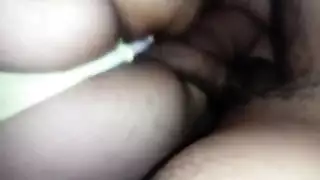 امرأة ناضجة ومعجبها ينخرطان في فعل غرفة نوم صريح