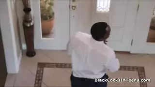 نسر قانوني يتم نيك وجهها وضربها من قبل زبون زب أسمر