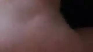 علاقة جنسية جماعية ثنائية الميول: شابان يمارسان الجنس معها بقوة