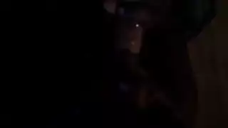 العاهرة الناضجة دانيال تفتح كسها المبلل لقضيب شاب صلب على الأرض