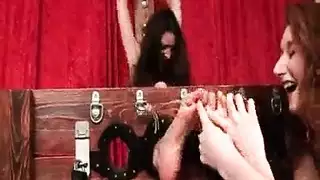 تلميذة صغيرة تتوق لقضيب معلمها لممارسة جنس عنيف في الفصل