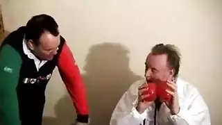 عاهرة ناضجة شقراء تحصل على مهبلها المنقوع باللعب بينما تختنق بقضيب شاب سميك